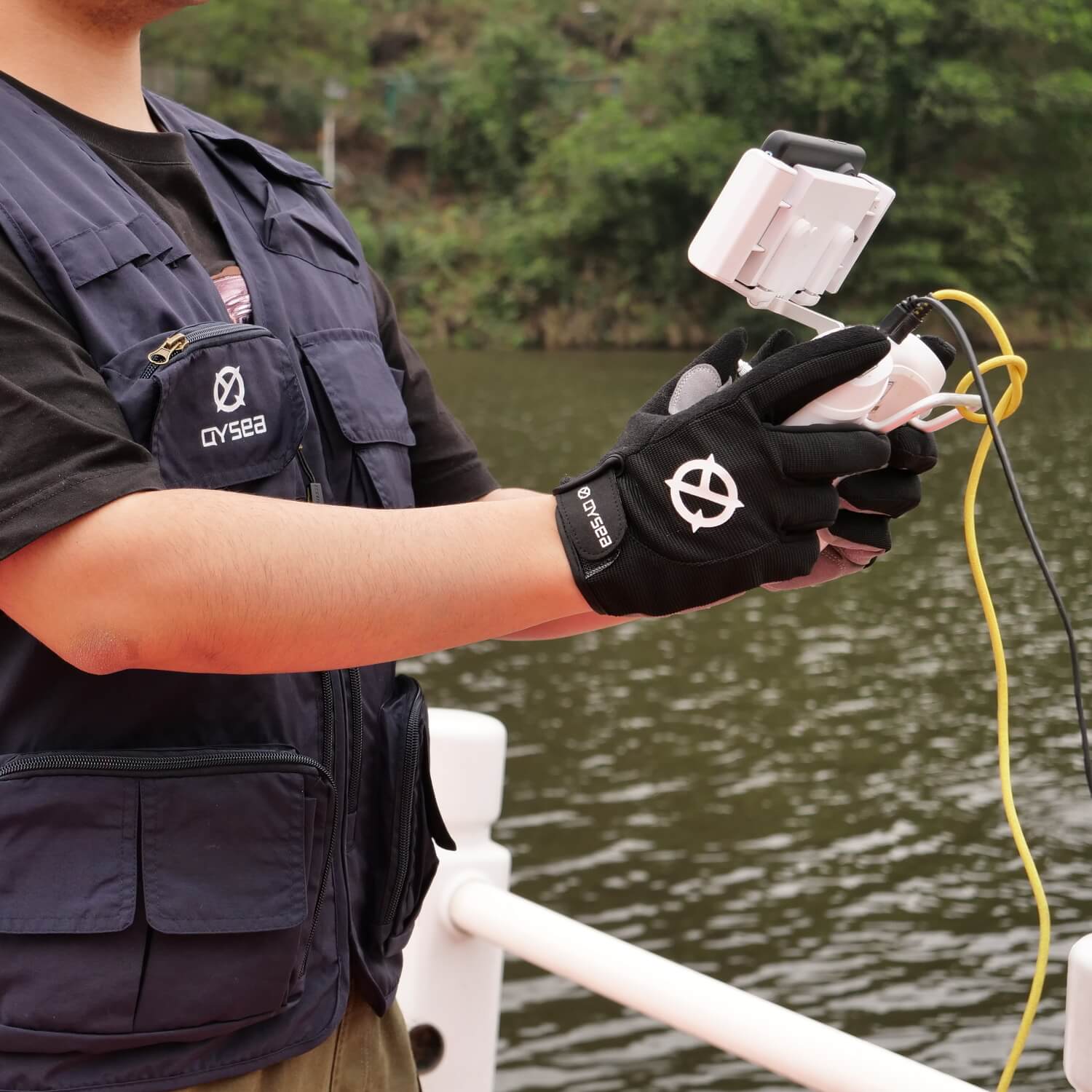 Work gloves for underwater inspection
